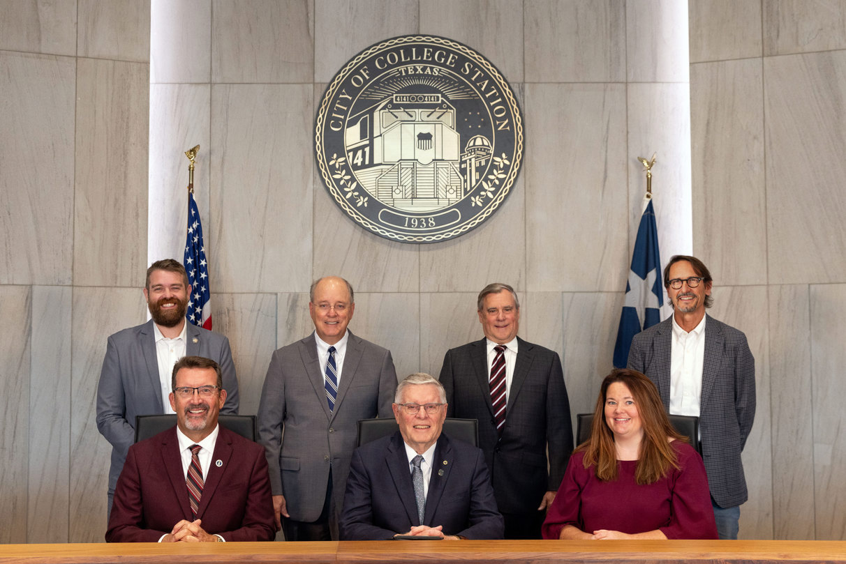(L-R): William Wright, Bob Yancy, Mark Smith, John Nichols (mayor), David White, Melissa McIlhaney, and Scott Shafer
